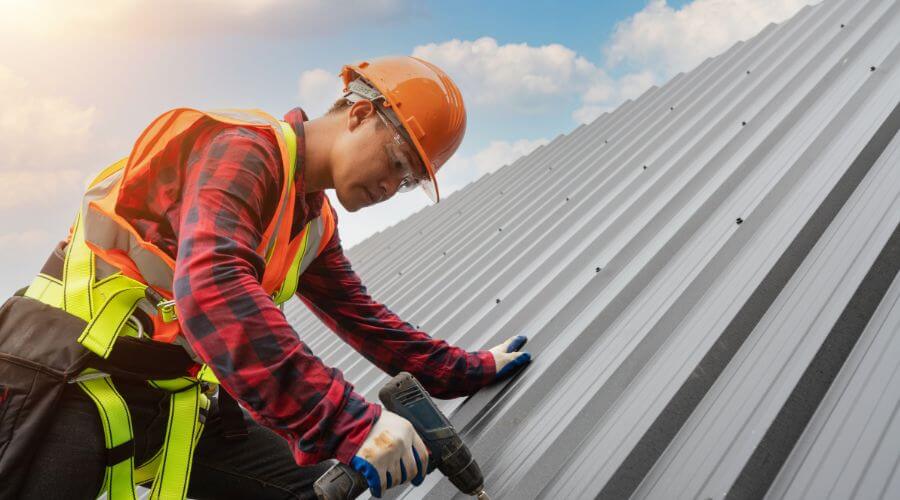 Professional gutter cleaning in East Dubuque, IL